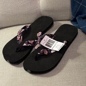 NEW Vera Bradley Webbing Strap Flip Flops in Kauai Floral in size Medium 7/8